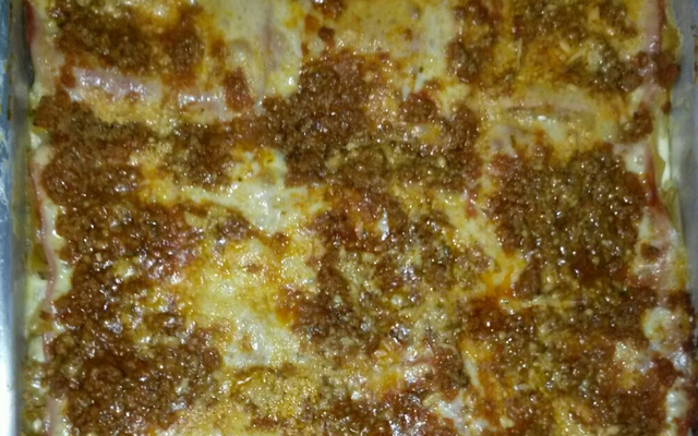 Lasanha de carne moída e molho branco