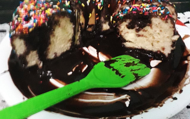 Calda de chocolate fácil para bolo