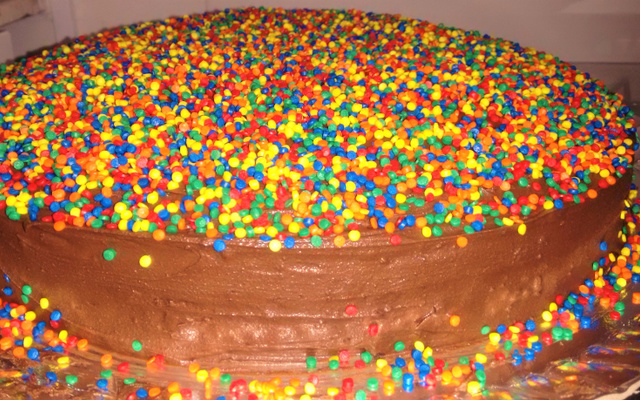 Bolo de chocolate com mousse de maracujá e cobertura de chocolate