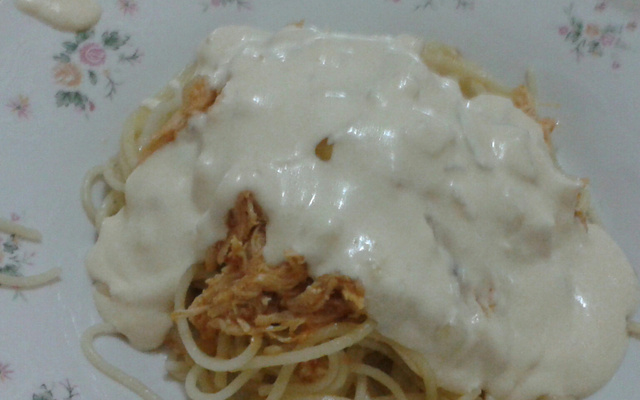 Espaguete de peito frango desfiado coberto com molho branco