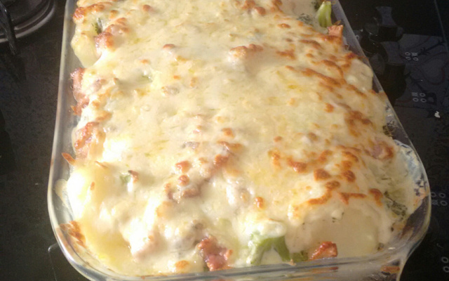Batata gratinada com brócolis e bacon