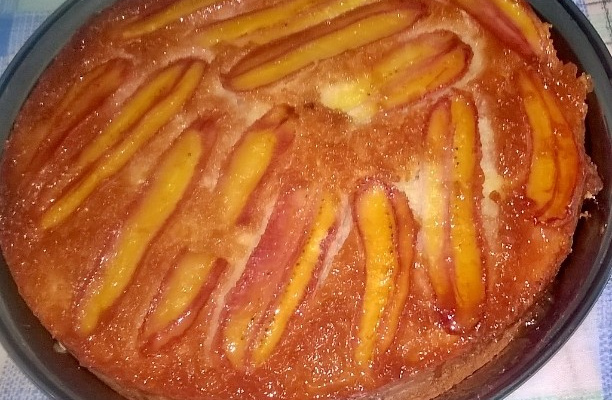 Bolo invertido de banana caramelada de liquidificador