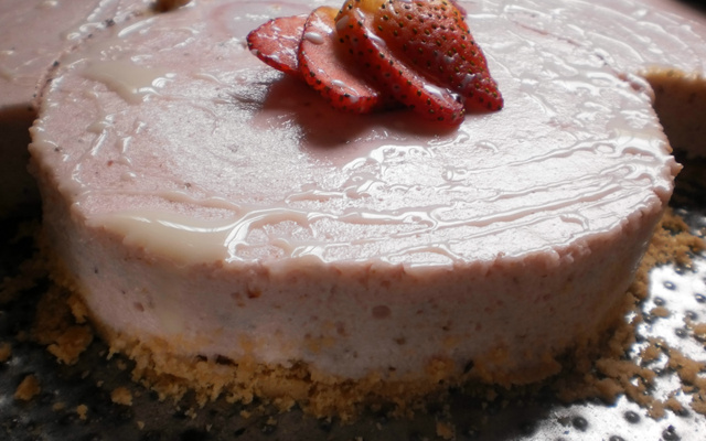 Torta mousse de morango e calipso branco