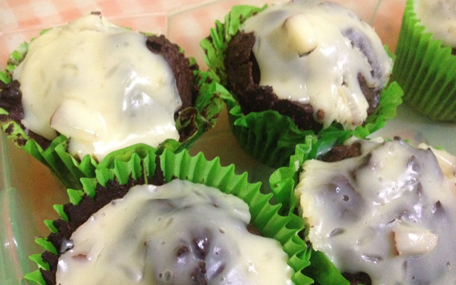 Cupcake de chocolate com recheio de limão sem glúten