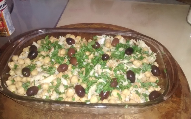 Salada de bacalhau polcack com grão de bico