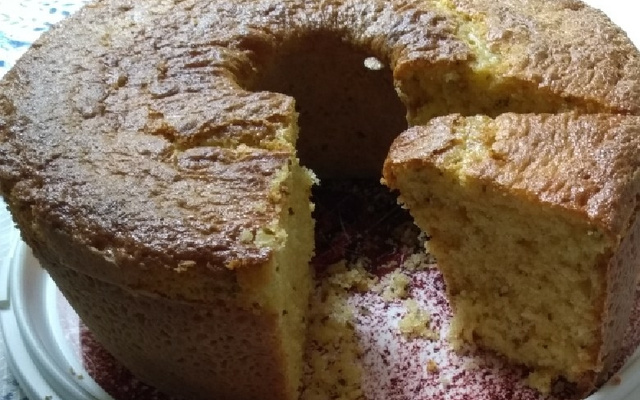 Bolo de fubá com erva doce