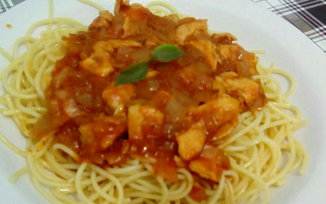 Espaguete com molho de lingüiça de frango
