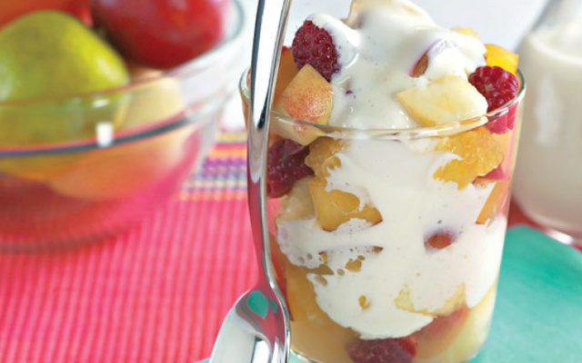 Salada de frutas com creme especial