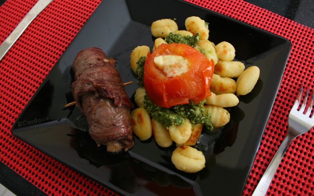 Nhoque ao pesto paraense com filé e tomate recheado