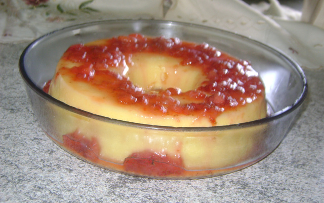 Brigadeirão de chocolate branco com calda de morango