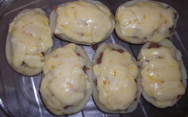 Batata recheada com carne moída e creme branco