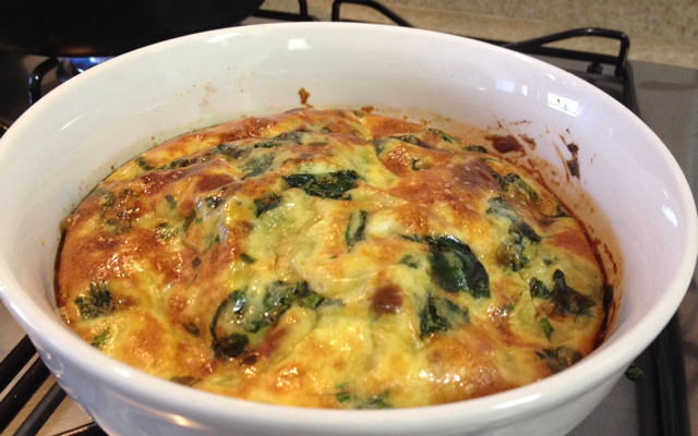 Omelete assado com presunto, batata e espinafre