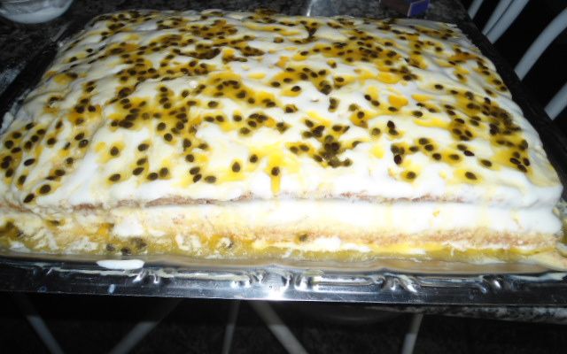 Bolo de maracujá recheado com mousse de maracujá