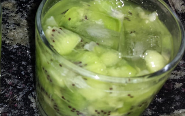 Caipirinha de Kiwi com saquê