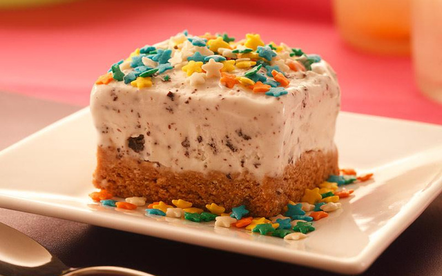 Torta de biscoito e doce de leite com sorvete de flocos