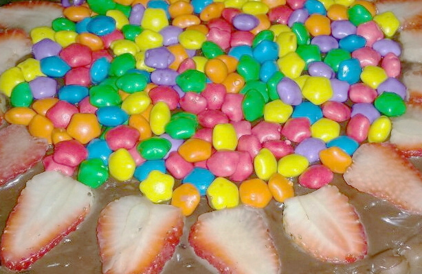 Bolo de chocolate com recheio de morango e palitinhos