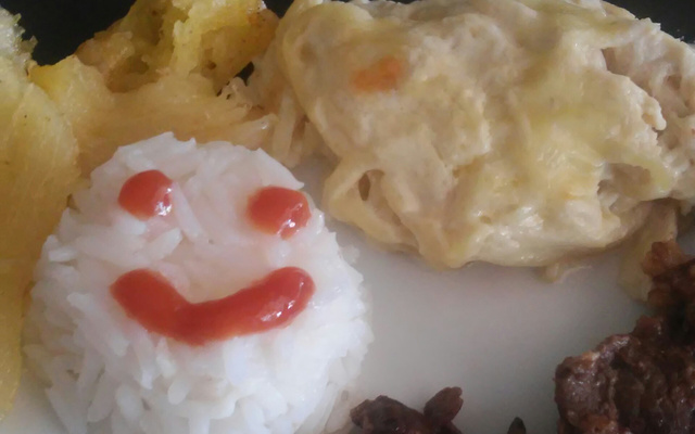 Macarrão ao molho branco e frango desfiado