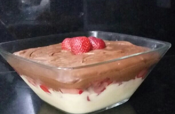 Pavê de chocolate meio-amargo com morangos