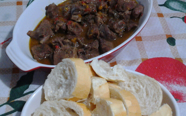 Músculo cozido com pão francês