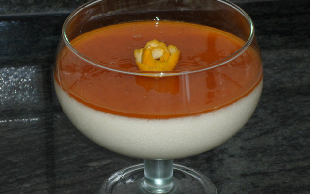 Mousse de abacaxi com calda de laranja