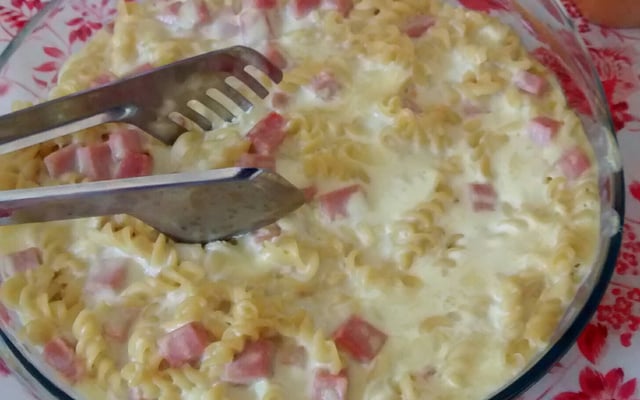 Macarrão ao molho branco com presunto e queijo