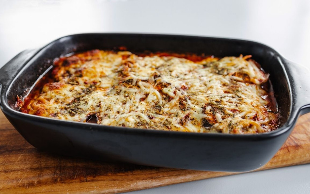 Batata à parmegiana em travessa com queijo gratinado por cima