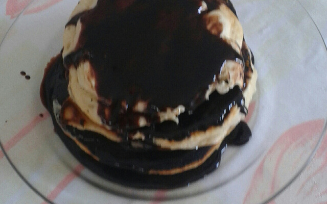 Panqueca americana com calda de chocolate