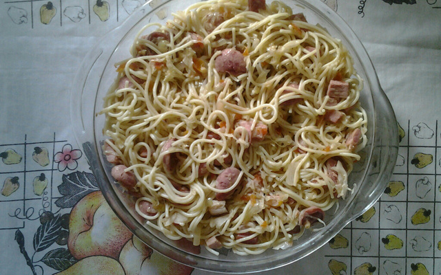 Macarrão com calabresa, bacon e repolho