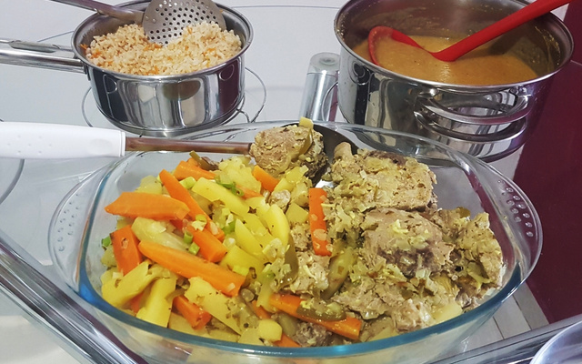 Peixe ao curry com legumes e pirão