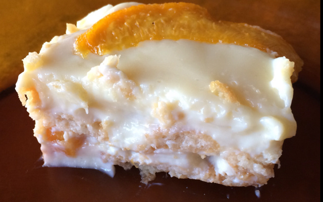 Torta de leite condensado com limão e pessêgos