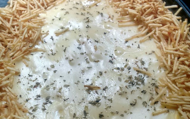 Fricassê de frango com pão