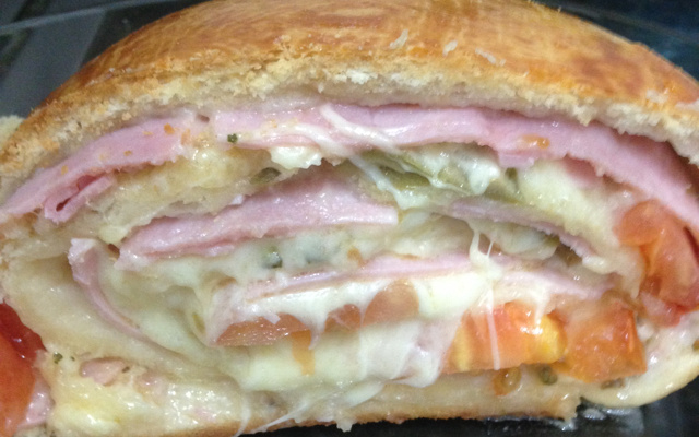 Pizza enrolada com recheio misto