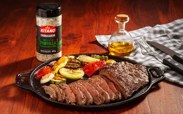 Fraldinha com sal de parrilla, chimichurri e legumes grelhados 