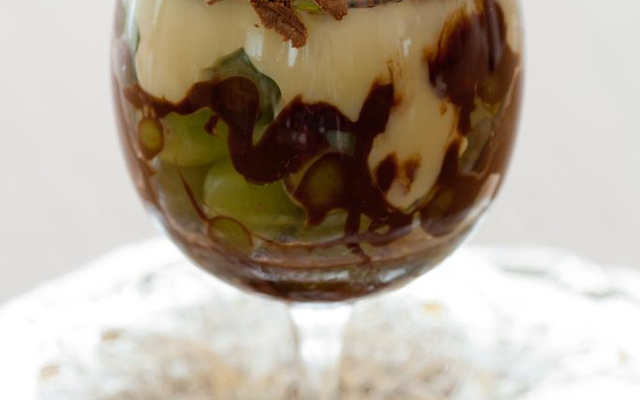 Bombom de uva na travessa