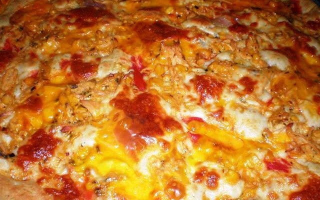 Torta pizza de frango com cheddar