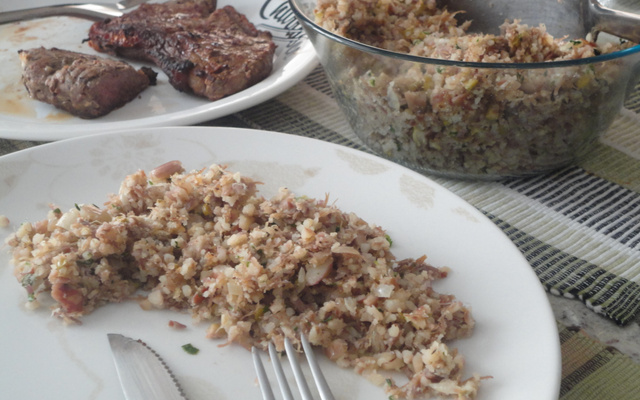 Farofa de pinhão (com carne seca e calabresa)