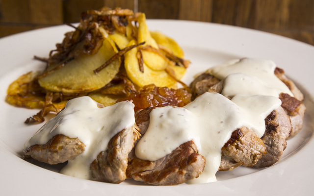 Filé aos 4 queijos com batata Sauté