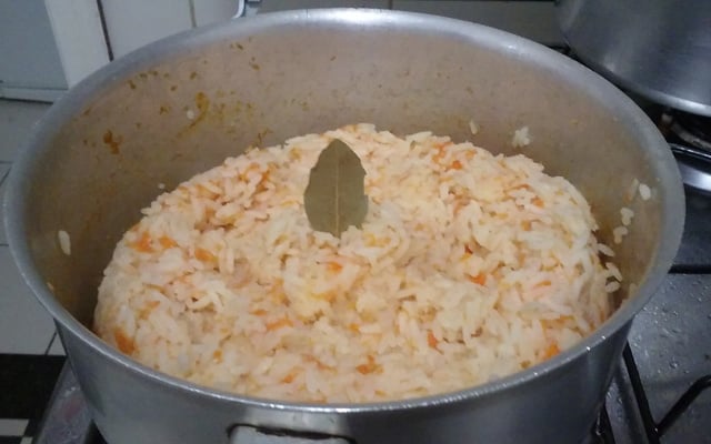 Arroz supremo de cenoura ralada com folha de louro