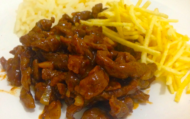 Tiras de alcatra com molho barbecue