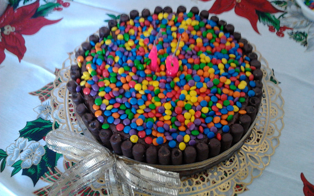 Bolo falso de kit-kat de morango (econômico)