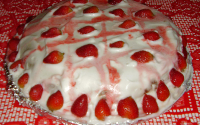 Bolo com creme de morango
