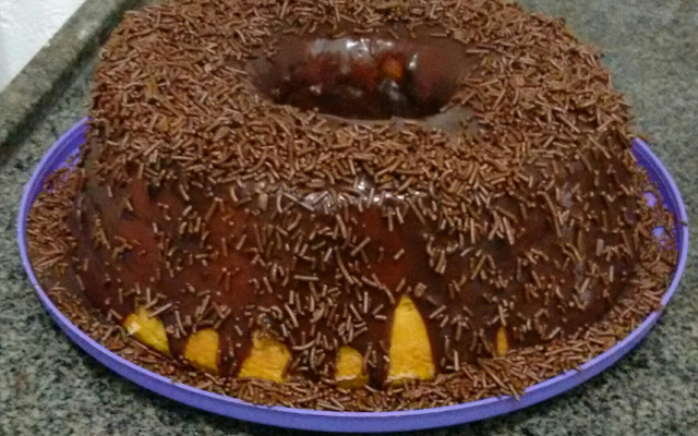 Bolo de cenoura com calda de chocolate de microondas