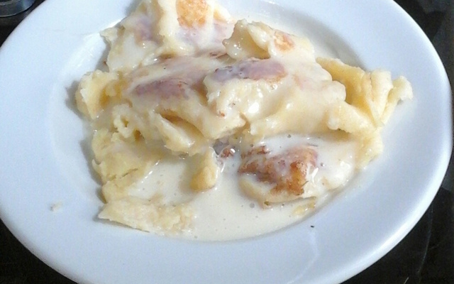 Panqueca para café da manhã com cobertura de mel de abelha