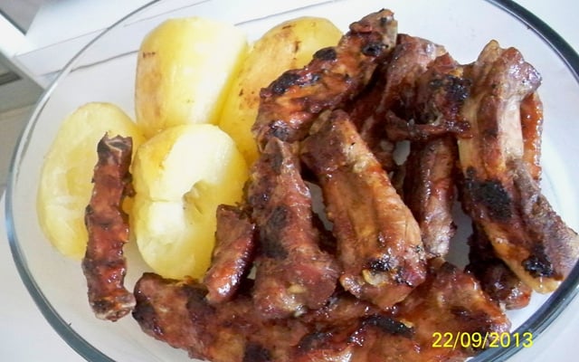 Costelinha de porco com barbecue e batatas