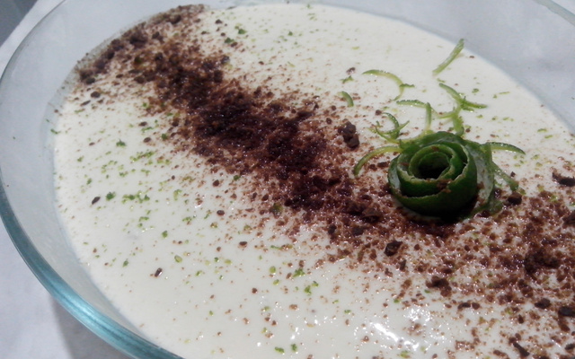 Mousse rápido de limão com recheio de biscoito