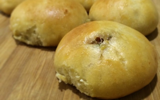 Pão de batata recheado com mortadela