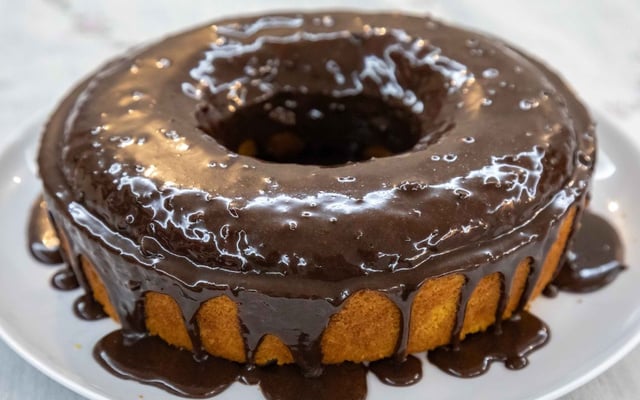 Bolo de cenoura fofinho sem batedeira com cobertura de brigadeiro