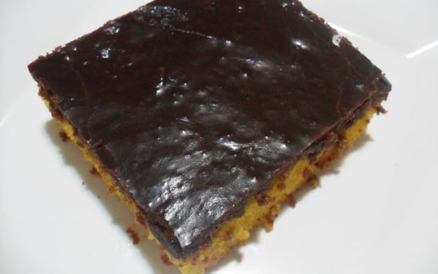 Bolo de cenoura com cobertura de chocolate