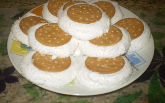 Biscoito maizena recheado com maria-mole