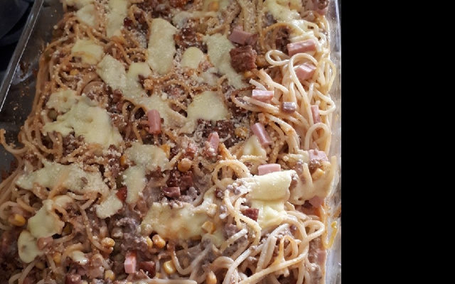 Macarrão com molho de carne moída ao forno